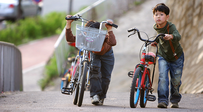 mersul pe bicicleta, copii pe bicicleta, mana invizibila, bicicleta cu sau fara pedale